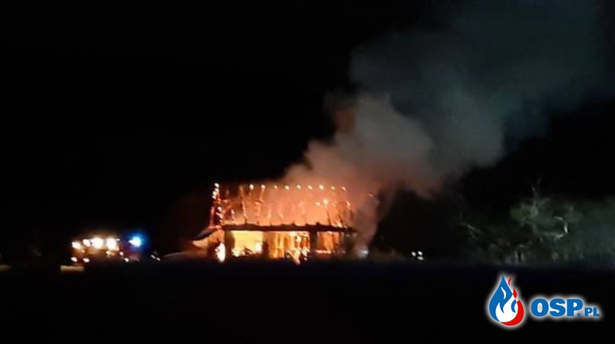Nocny pożar stodoły w Łącku. W akcji 9 zastępów strażaków. OSP Ochotnicza Straż Pożarna