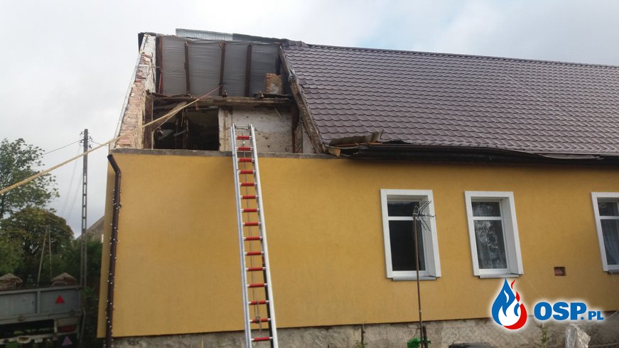 Zerwany dach na budynku mieszkalnym OSP Ochotnicza Straż Pożarna