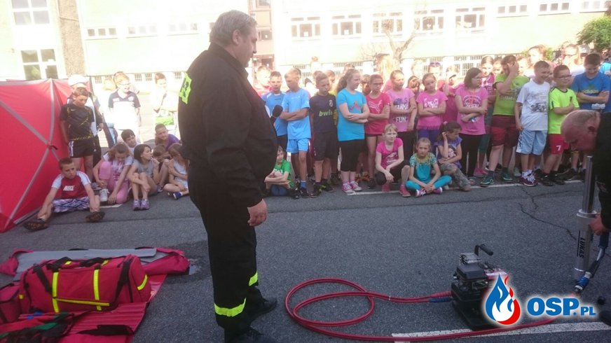 Pokaz sprzętu technicznego oraz pierwszej pomocy w szkole z okazji Dnia Dziecka OSP Ochotnicza Straż Pożarna