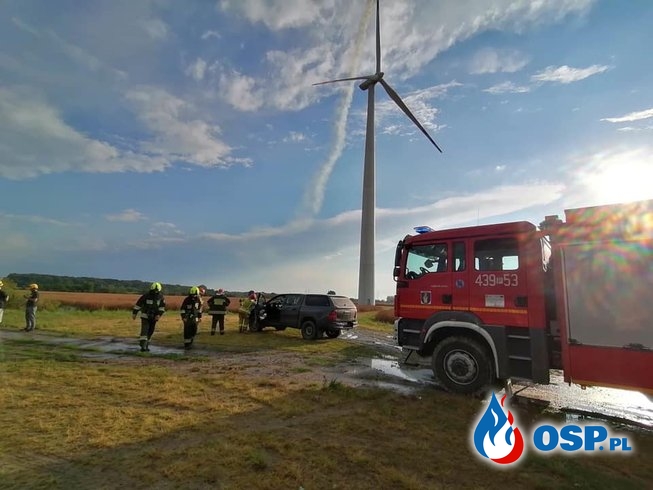Piorun spowodował pożar wiatraka. Trudna akcja gaśnicza w Ciołkowie. OSP Ochotnicza Straż Pożarna