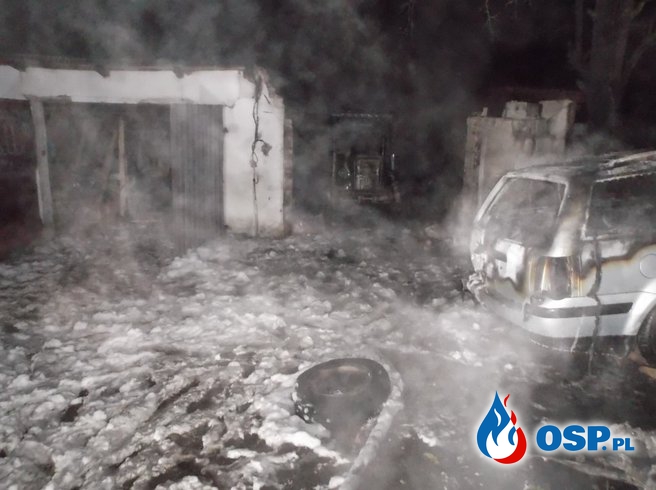 Pożar ciągnika rolniczego w garażu w Przełazach. OSP Ochotnicza Straż Pożarna