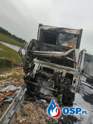 Ciężarówka zapaliła się po wypadku na S8. Wiozła kontenery do szpitala na Stadionie Narodowym. OSP Ochotnicza Straż Pożarna
