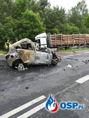 Tragiczny wypadek na DK7. Opel zapalił się po czołowym zderzeniu z ciężarówką. OSP Ochotnicza Straż Pożarna