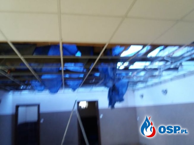 Kolejni strażacy poszkodowani przez wichurę. Wiatr zerwał dach remizy OSP Kłudzice. OSP Ochotnicza Straż Pożarna