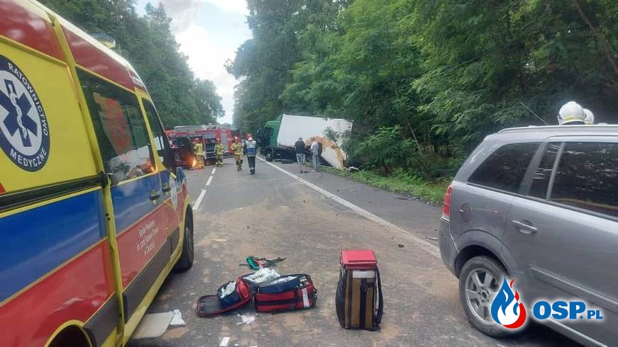 6-letni chłopiec zginął w wypadku. Auto czołowo zderzyło się z ciężarówką. OSP Ochotnicza Straż Pożarna