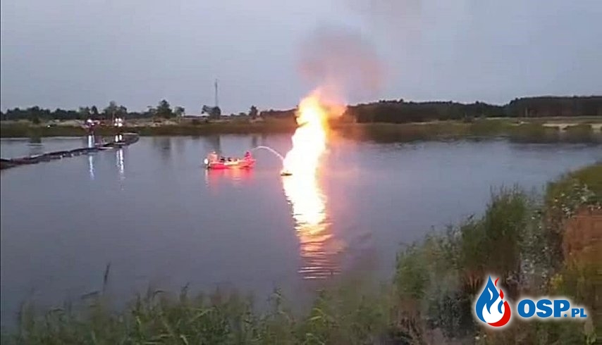 Strażacy OSP Bolimów gasili płonący skuter wodny. Zobacz film z akcji! OSP Ochotnicza Straż Pożarna
