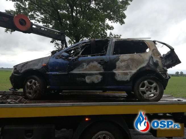 Samochód osobowy dachował w rowie i stanął w ogniu! OSP Ochotnicza Straż Pożarna