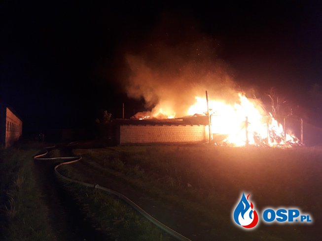 Nocny pożar stodoły na Podlasiu. W akcji 15 zastępów strażaków. OSP Ochotnicza Straż Pożarna