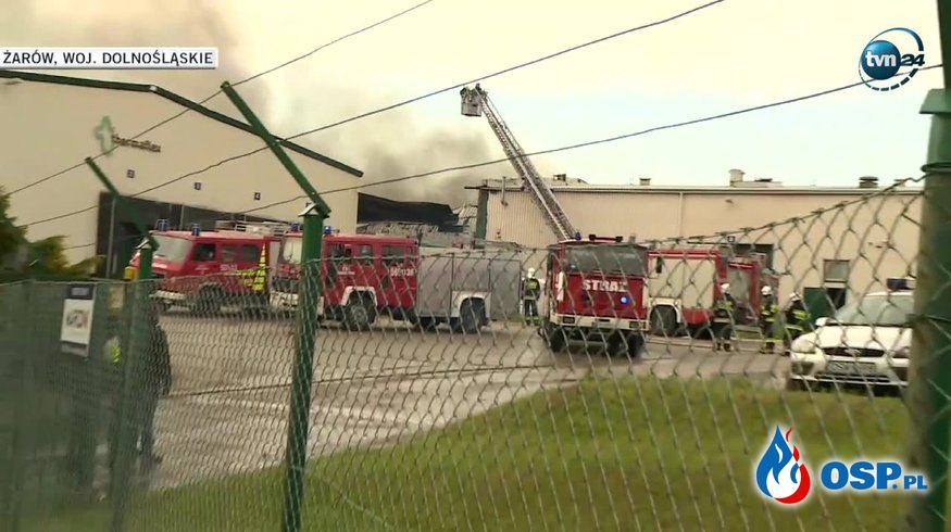 Pożar fabryki w Żarowie. W akcji 17 zastępów straży pożarnej. OSP Ochotnicza Straż Pożarna