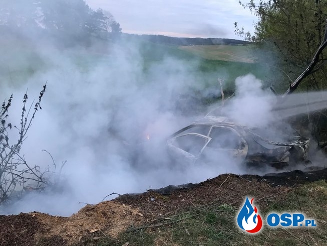 79/2020 Pożar samochodu na polu OSP Ochotnicza Straż Pożarna