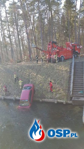 Samochód z 3 osobami wpadł do kanału. Akcja strażaków pod Ostródą. OSP Ochotnicza Straż Pożarna