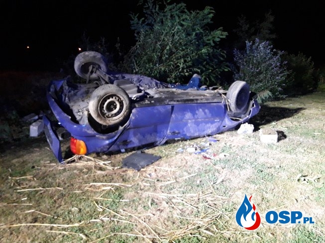 Samochód dachował w nocy pod Opolem. Jedna osoba ranna. OSP Ochotnicza Straż Pożarna