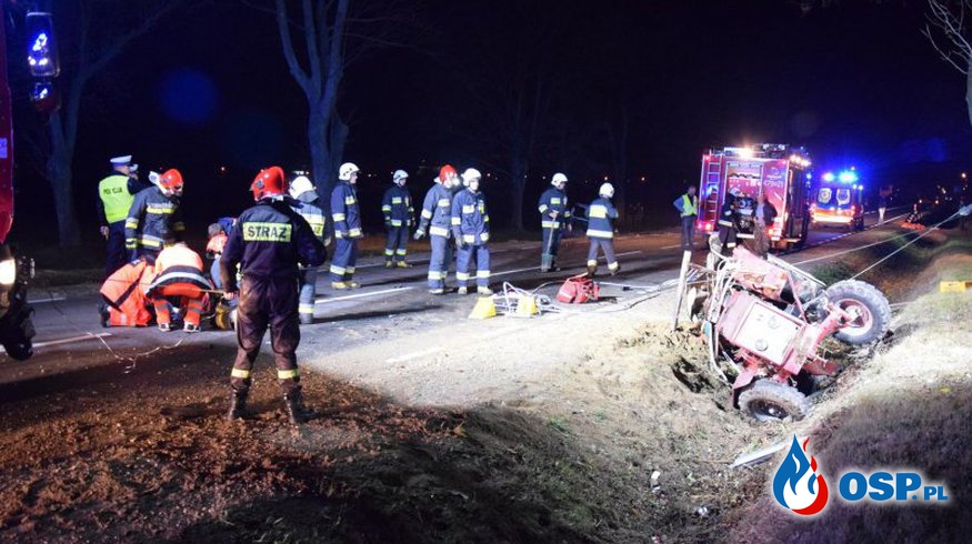Makabryczny wypadek na Podlasiu. Traktor rozpadł się po zderzeniu, auto stanęło w płomieniach. OSP Ochotnicza Straż Pożarna
