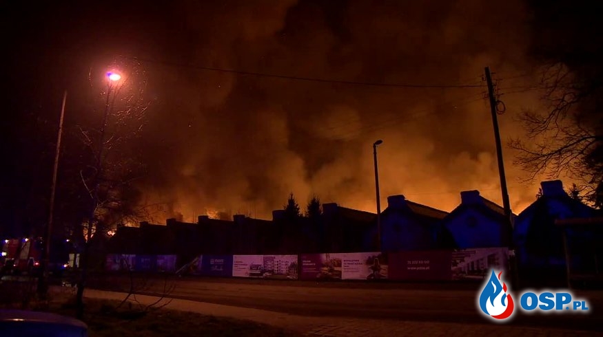 Ogromny pożar hali we Wrocławiu. W akcji 26 zastępów strażaków. OSP Ochotnicza Straż Pożarna