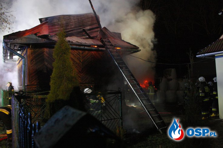 13 zastępów strażaków gasiło płonący dom w Czerwiennem. Udało się uratować sąsiednie zabudowania. OSP Ochotnicza Straż Pożarna