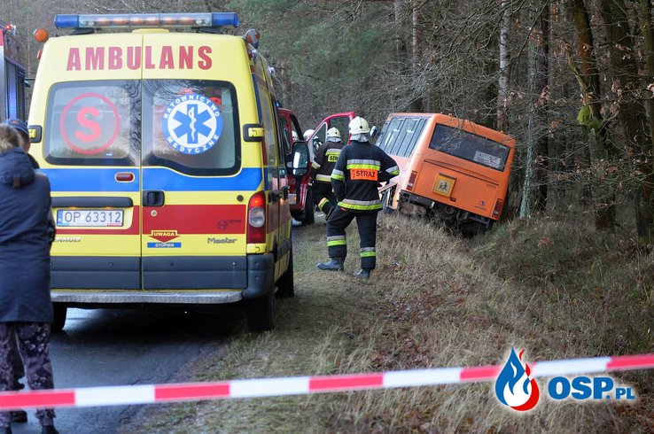Wypadek BMW i autobusu szkolnego. Nie żyje 24letni