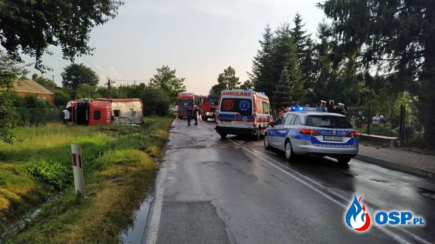 Wypadek strażaków OSP w drodze do akcji. Dwóch druhów trafiło do szpitala. OSP Ochotnicza Straż Pożarna