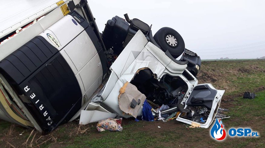 Kierowca ciężarówki zginął w wypadku. Zestaw dachował w poprzek drogi. OSP Ochotnicza Straż Pożarna