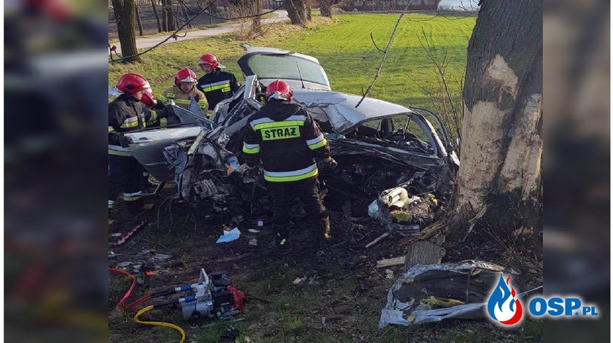 Policjant zginął w wypadku. Jego auto roztrzaskało się o drzewo. OSP Ochotnicza Straż Pożarna