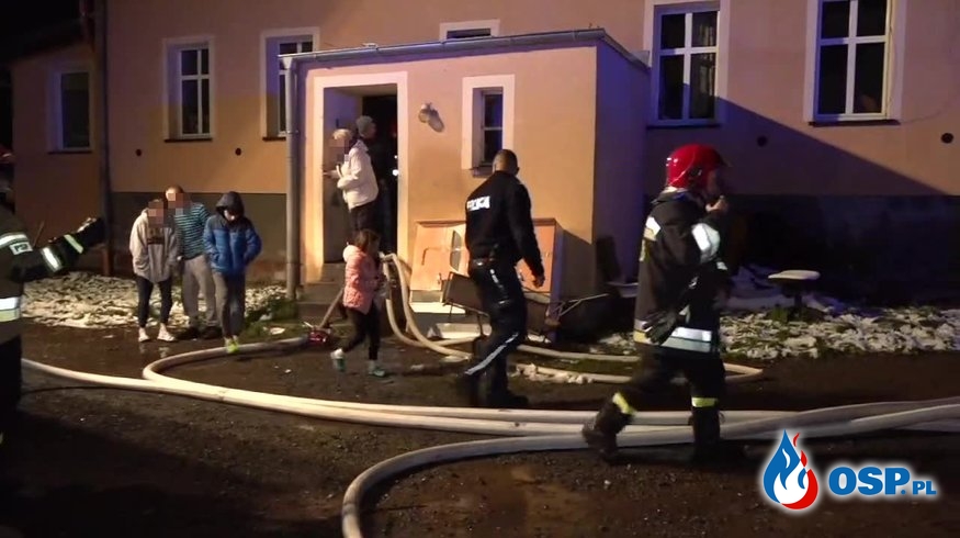 Dwoje dzieci i ich matka w szpitalu po pożarze w Kamiennej Górze OSP Ochotnicza Straż Pożarna
