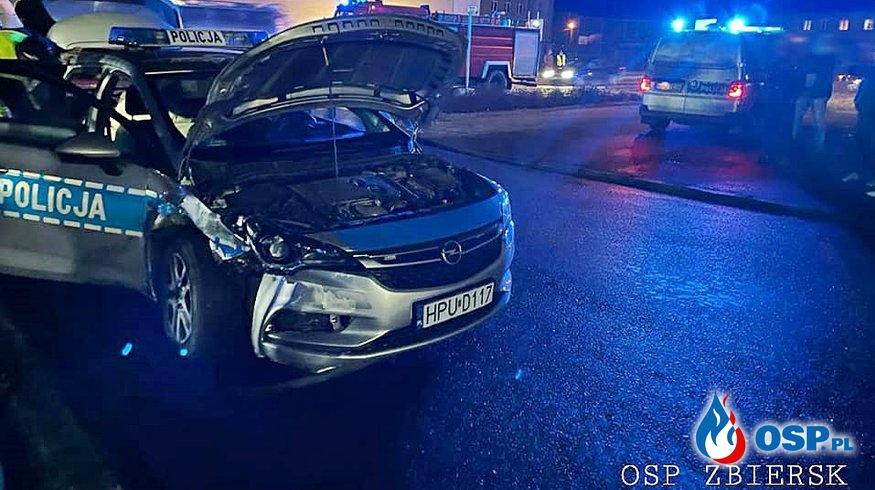 Wypadek z udziałem radiowozu pod Kaliszem. Dwóch funkcjonariuszy trafiło do szpitala. OSP Ochotnicza Straż Pożarna