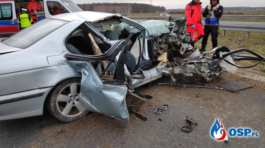 BMW uderzyło w naczepę ciężarówki. Groźny wypadek na S3. OSP Ochotnicza Straż Pożarna