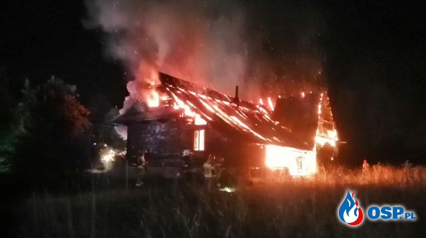 Pożar drewnianego domu w Bańskiej Niżnej. W akcji kilkanaście zastępów strażaków. OSP Ochotnicza Straż Pożarna