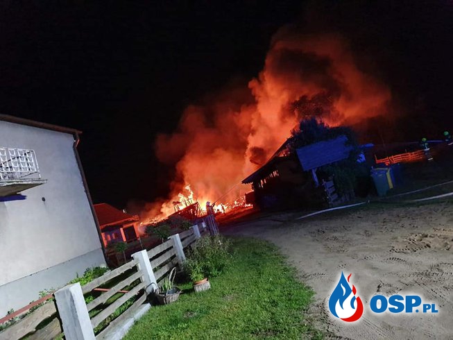 Nocny pożar gospodarstwa w Leżuchowie. Wodę do gaszenia czerpano z jeziora i rzeki. OSP Ochotnicza Straż Pożarna