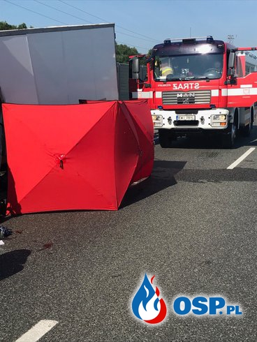 Auto dostawcze dosłownie wbiło się w tył ciężarówki. Tragiczny wypadek na A4. OSP Ochotnicza Straż Pożarna