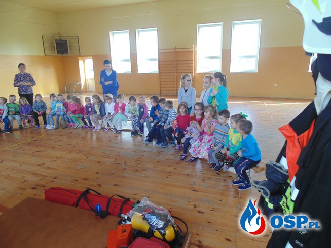 Dzień wiosny w Szkole Podstawowej w Chylinie z OSP. OSP Ochotnicza Straż Pożarna