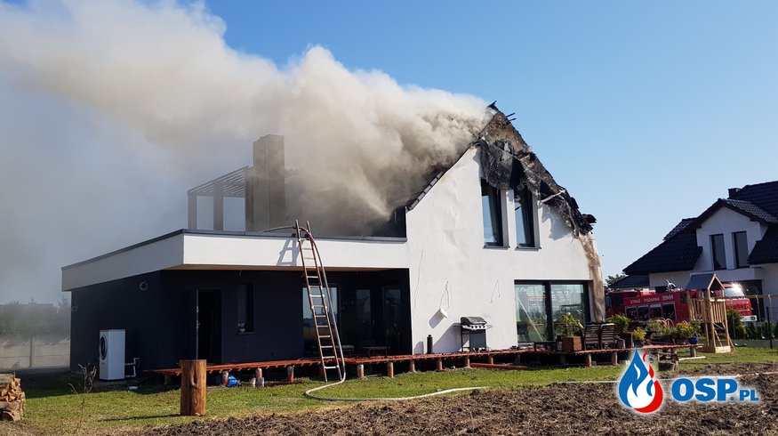 Pożar domu jednorodzinnego w Opolu. Do akcji ruszyło 9 zastępów strażaków. OSP Ochotnicza Straż Pożarna