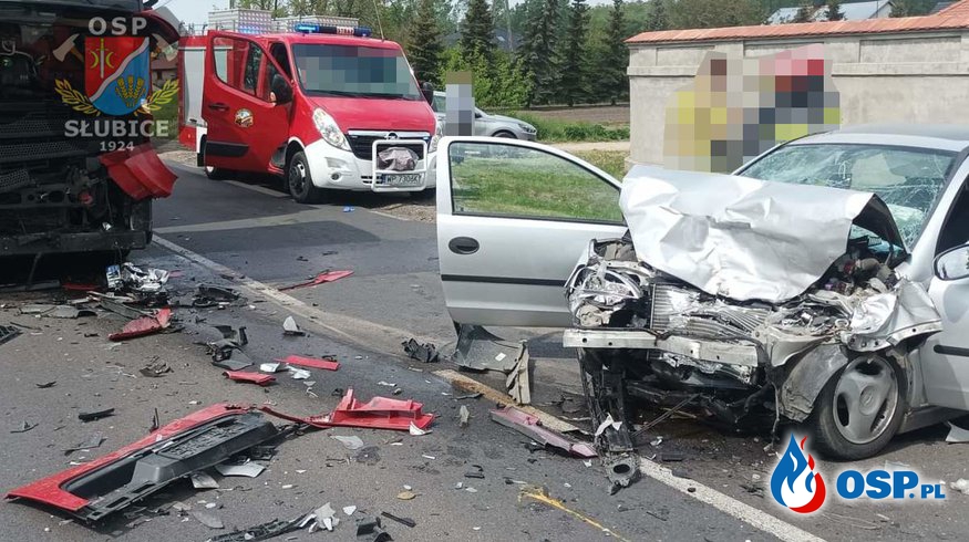 Czołowe zderzenie samochodu osobowego z ciężarówką OSP Ochotnicza Straż Pożarna