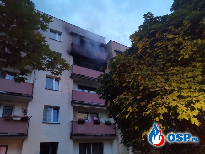Bohaterski czyn mieszkańca Mysłowic. Wspiął się na balkon i uratował mężczyznę z płonącego mieszkania. OSP Ochotnicza Straż Pożarna