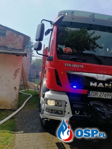 Piorun spowodował pożar stodoły. Ogień gasiło 6 zastępów strażaków. OSP Ochotnicza Straż Pożarna