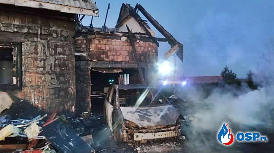 Trzy spalone samochody, zniszczona wiata i poddasze domu. Groźny pożar pod Nowym Sączem. OSP Ochotnicza Straż Pożarna