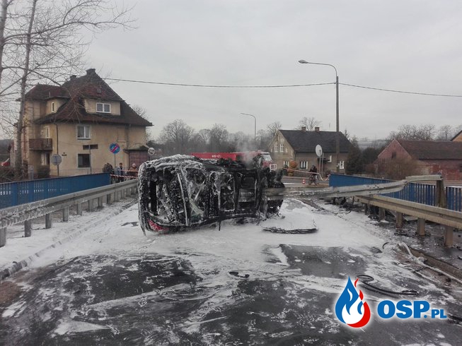 Mercedes spłonął po wypadku na moście. Bariera wbiła się w samochód! OSP Ochotnicza Straż Pożarna