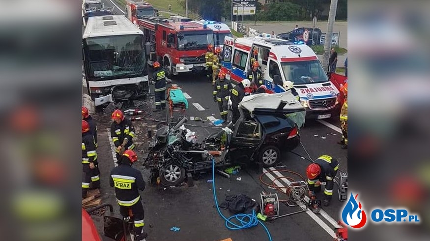 Czołowe zderzenie samochodu z autobusem pod Krakowem. Trzy osoby są ranne. OSP Ochotnicza Straż Pożarna