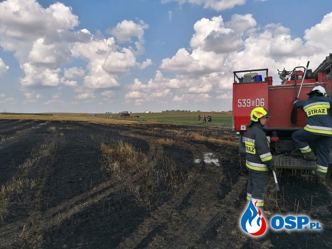 Wypadek na polu i pożar prasy w Mirowicach. Zginął mężczyzna. OSP Ochotnicza Straż Pożarna