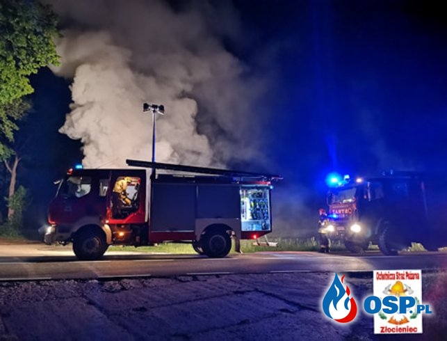 Pożar samochodu na DK20. Nocna akcja OSP Złocieniec. OSP Ochotnicza Straż Pożarna