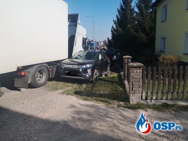 Auto dachowało po zderzeniu z ciężarówką, dwie osoby są ranne OSP Ochotnicza Straż Pożarna