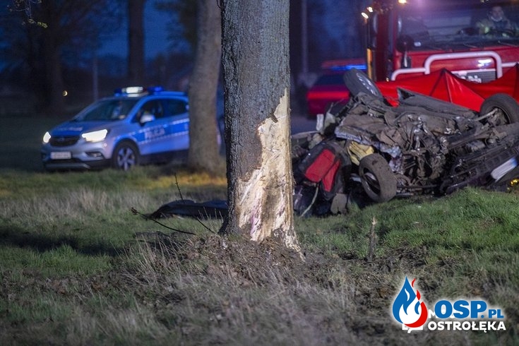 Trzy młode osoby zginęły w wypadku. Auto uderzyło w drzewo i dachowało. OSP Ochotnicza Straż Pożarna