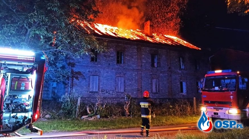Nocny pożar w Ostrowcu Świętokrzyskim. Z ogniem walczyło 5 zastępów strażaków. OSP Ochotnicza Straż Pożarna