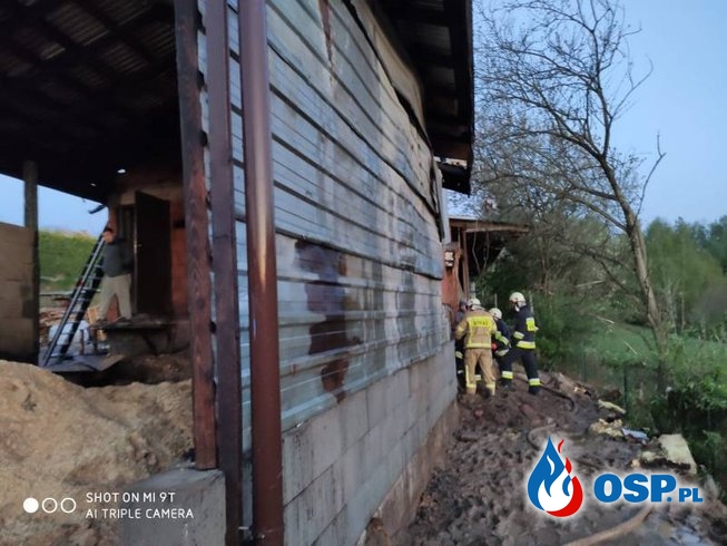Pożar suszarni drewna. W akcji ponad 50 strażaków PSP i OSP. OSP Ochotnicza Straż Pożarna