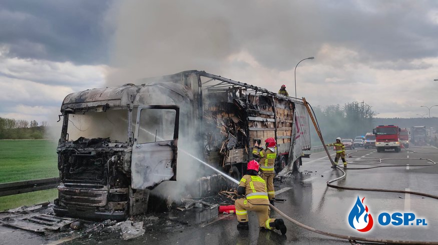 Ciężarówka stanęła w ogniu. Pożar na trasie S3. OSP Ochotnicza Straż Pożarna