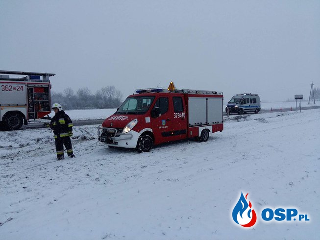 Czerwone samochody na biało. Galeria pięknych wozów strażackich w zimowym wydaniu! OSP Ochotnicza Straż Pożarna