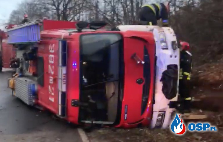 Wypadek wozu strażackiego z Wałbrzycha. "Cała droga pokryta lodem". OSP Ochotnicza Straż Pożarna