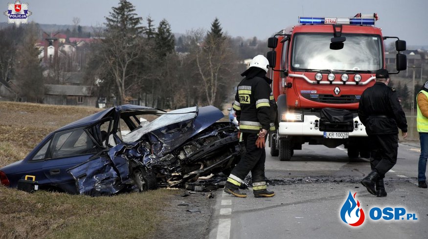 71-letni kierowca samochodu zjechał nagle na przeciwny pas ruchu. Zginął w czołowym zderzeniu. OSP Ochotnicza Straż Pożarna