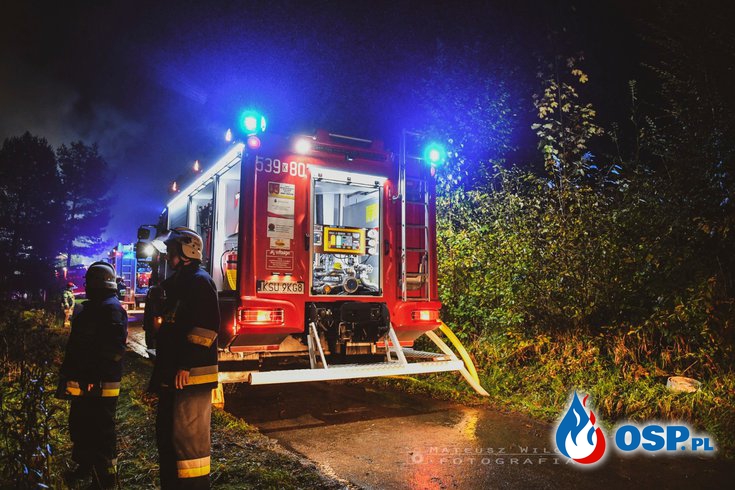 Nocny pożar budynku gospodarczego w Zachełmnej. W akcji 9 zastępów OSP i PSP. OSP Ochotnicza Straż Pożarna