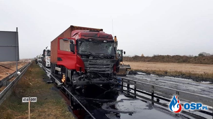 Płynny asfalt wylał się na drogę po zderzeniu ciężarówek OSP Ochotnicza Straż Pożarna
