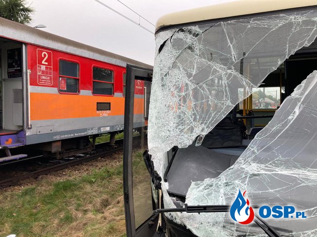 Autobus wjechał wprost pod pociąg. Cztery osoby trafiły do szpitala. OSP Ochotnicza Straż Pożarna
